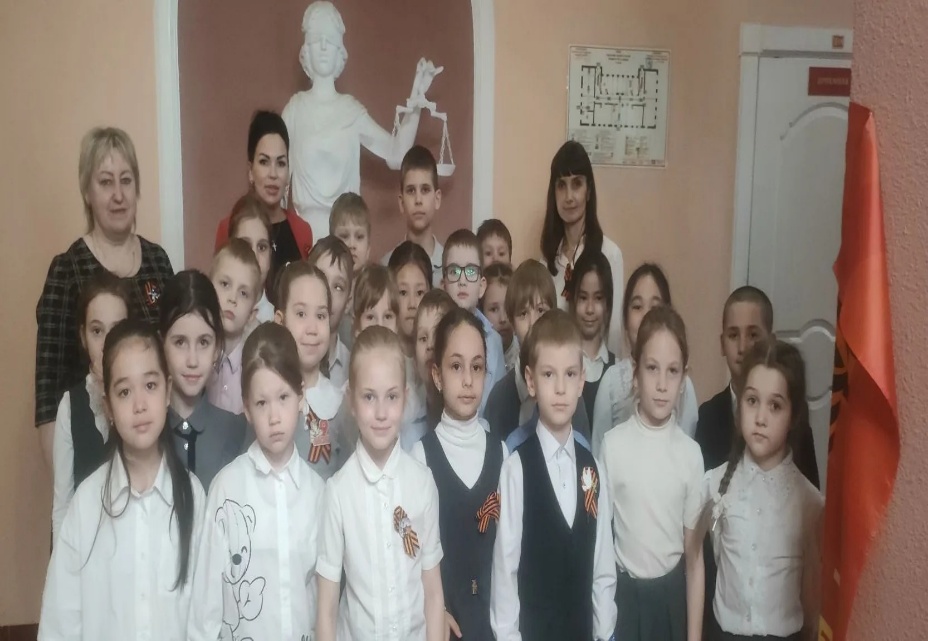 Знакомимся с профессиями Знакомимся с профессиями.